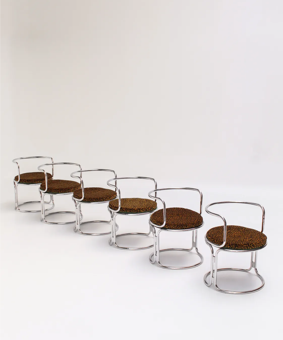 Chaise design de Gae Aulenti pour Prisunic, structure tubulaire et tissu léopard, années 70