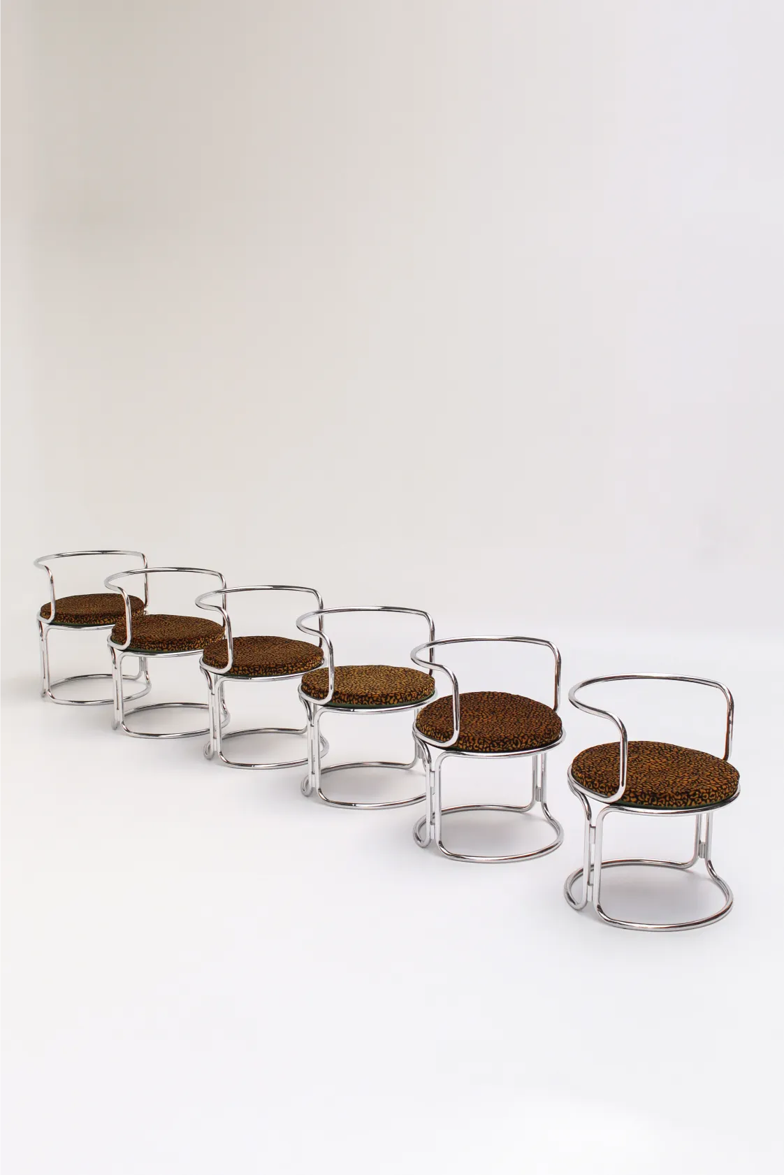 Chaise design de Gae Aulenti pour Prisunic, structure tubulaire et tissu léopard, années 70