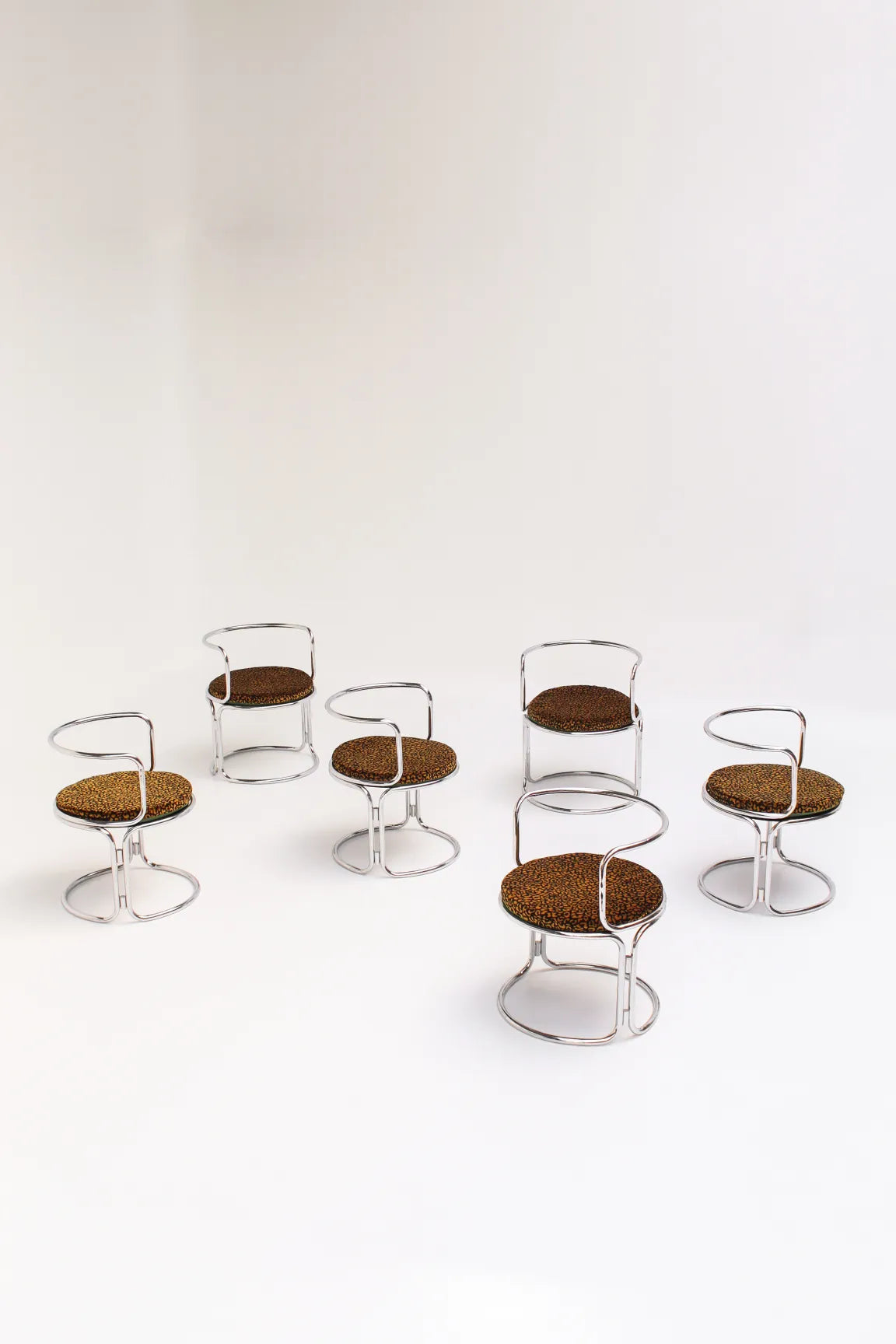 Chaise design de Gae Aulenti pour Prisunic, structure tubulaire et tissu léopard, années 70