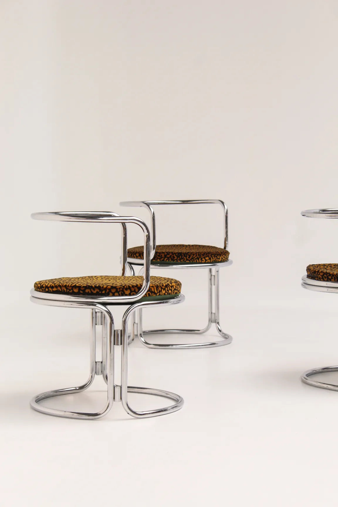 Chaise design de Gae Aulenti pour Prisunic, structure tubulaire et tissu léopard, années 70