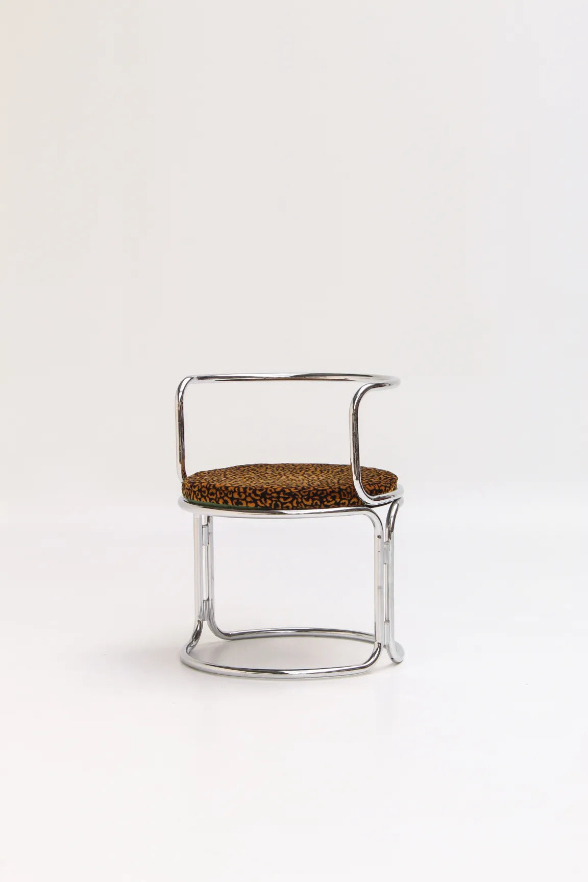 Chaise design de Gae Aulenti pour Prisunic, structure tubulaire et tissu léopard, années 70