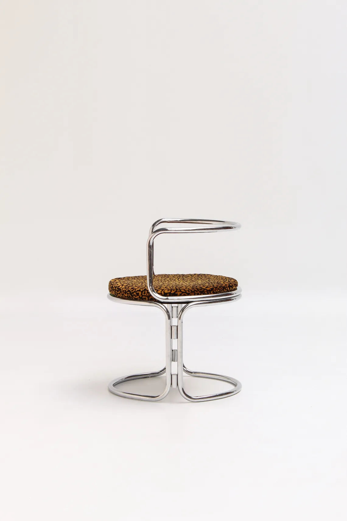 Chaise design de Gae Aulenti pour Prisunic, structure tubulaire et tissu léopard, années 70