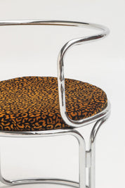 Chaise design de Gae Aulenti pour Prisunic, structure tubulaire et tissu léopard, années 70