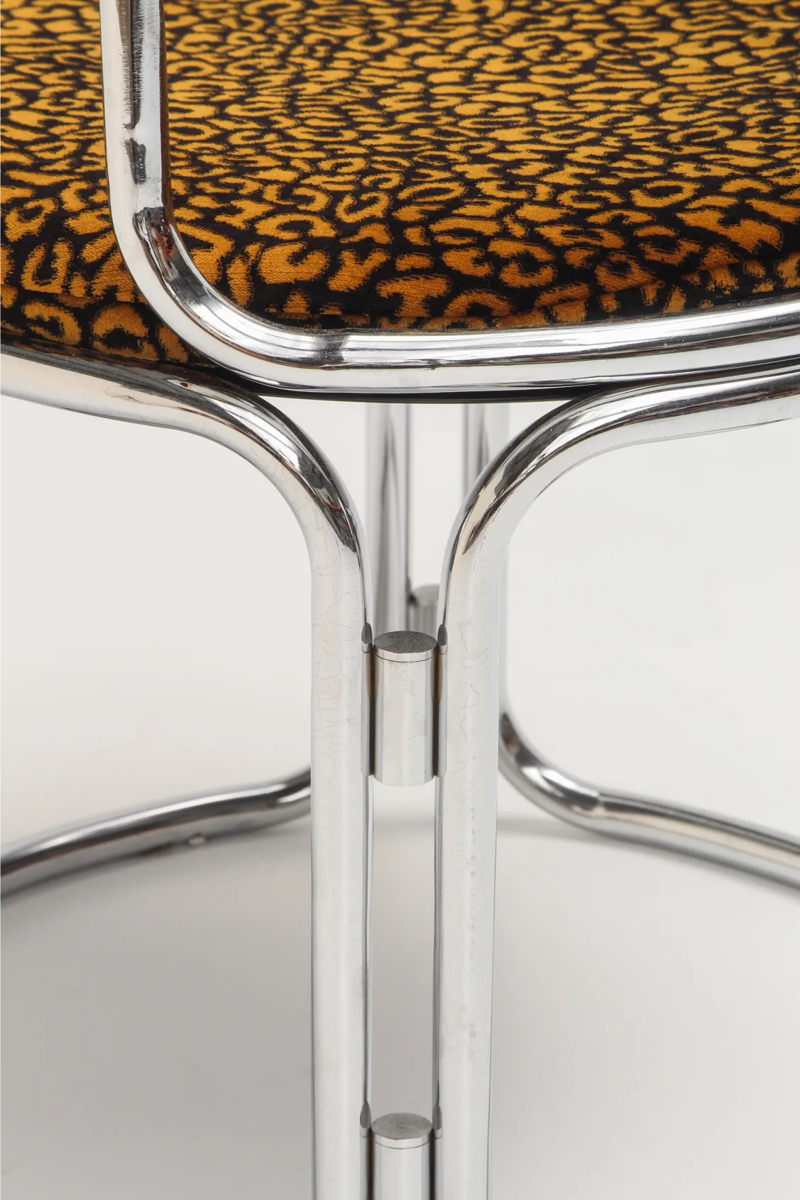 Chaise design de Gae Aulenti pour Prisunic, structure tubulaire et tissu léopard, années 70