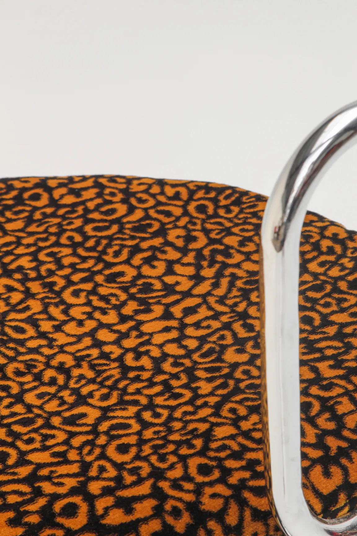 Chaise design de Gae Aulenti pour Prisunic, structure tubulaire et tissu léopard, années 70