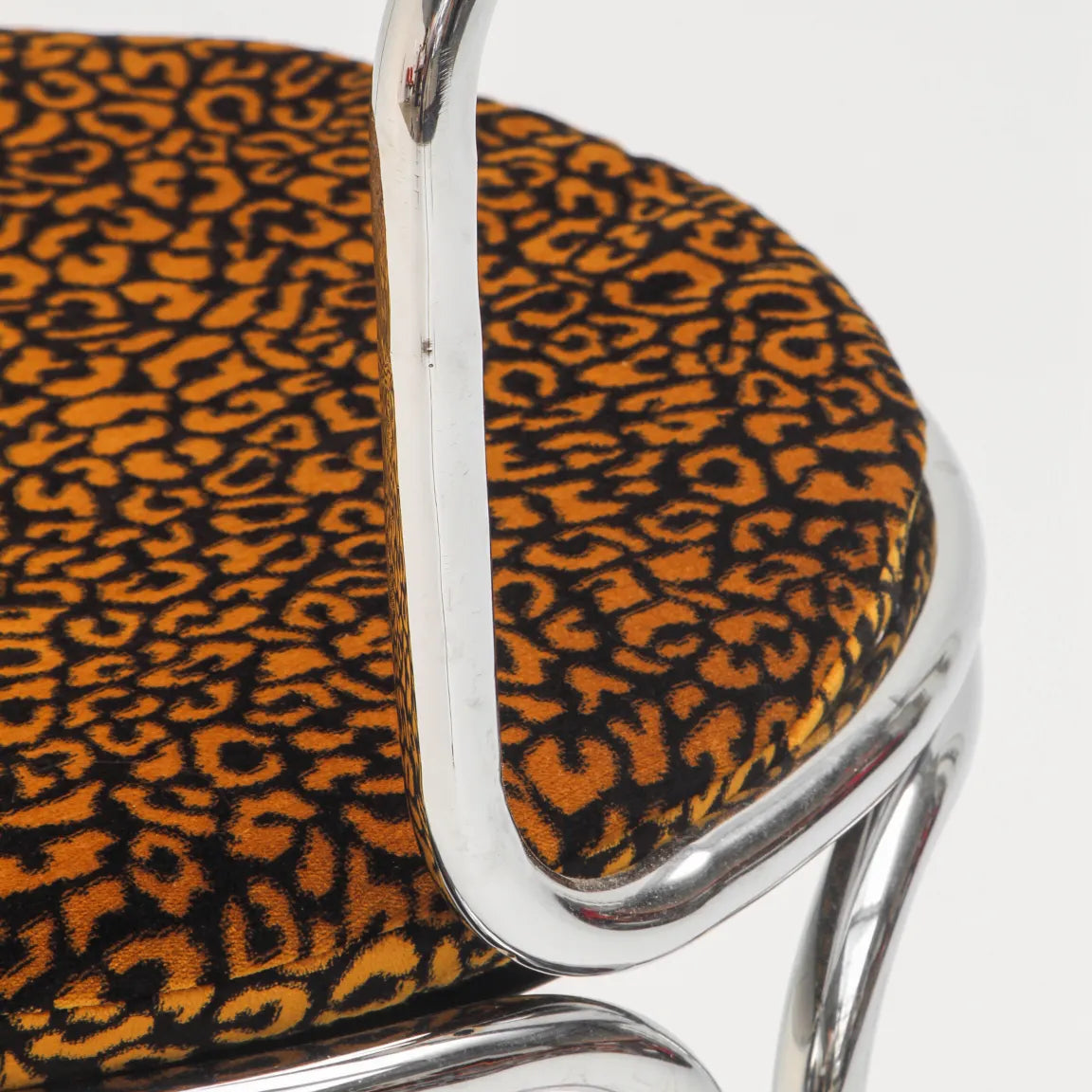 Chaise design de Gae Aulenti pour Prisunic, structure tubulaire et tissu léopard, années 70