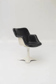Chaise modèle Junior en cuir noir par Yrjö Kukkapuro