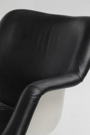 Chaise modèle Junior en cuir noir par Yrjö Kukkapuro