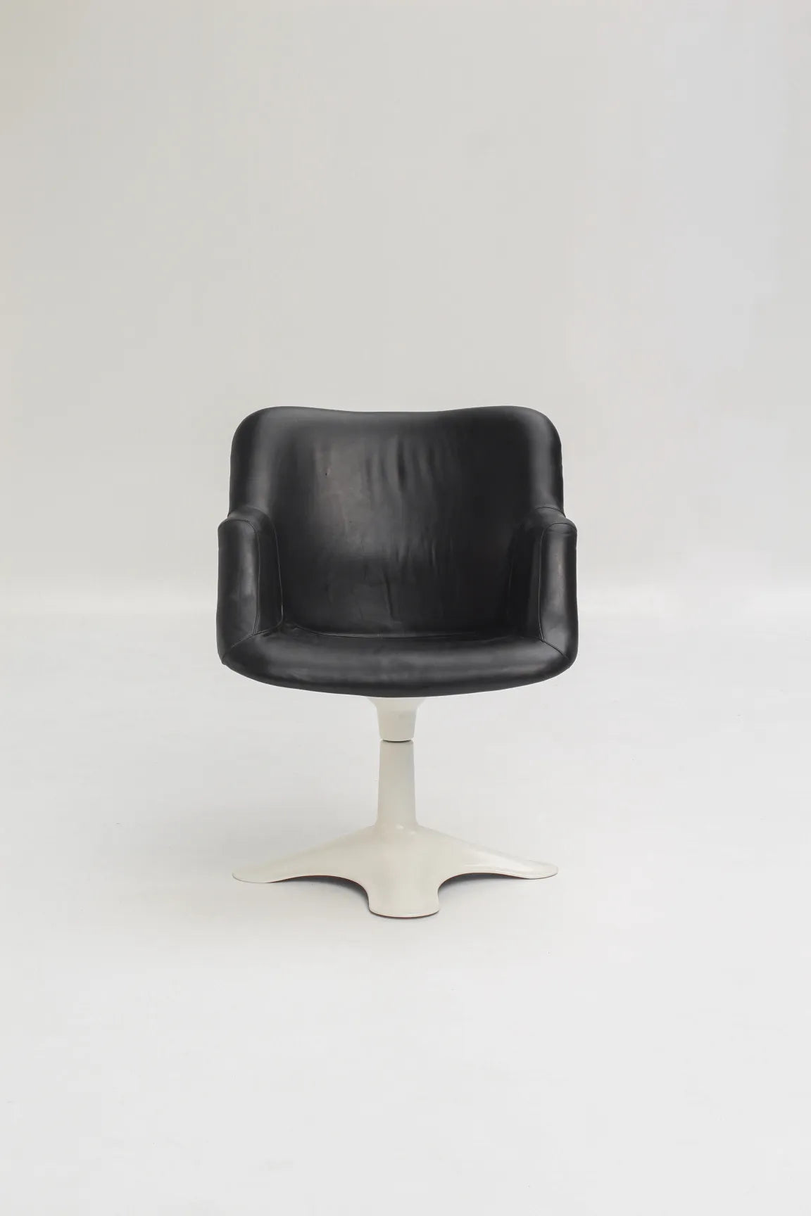 Chaise modèle Junior en cuir noir par Yrjö Kukkapuro