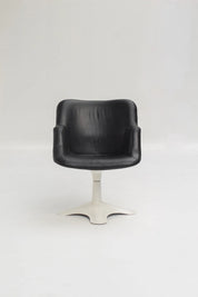 Chaise modèle Junior en cuir noir par Yrjö Kukkapuro