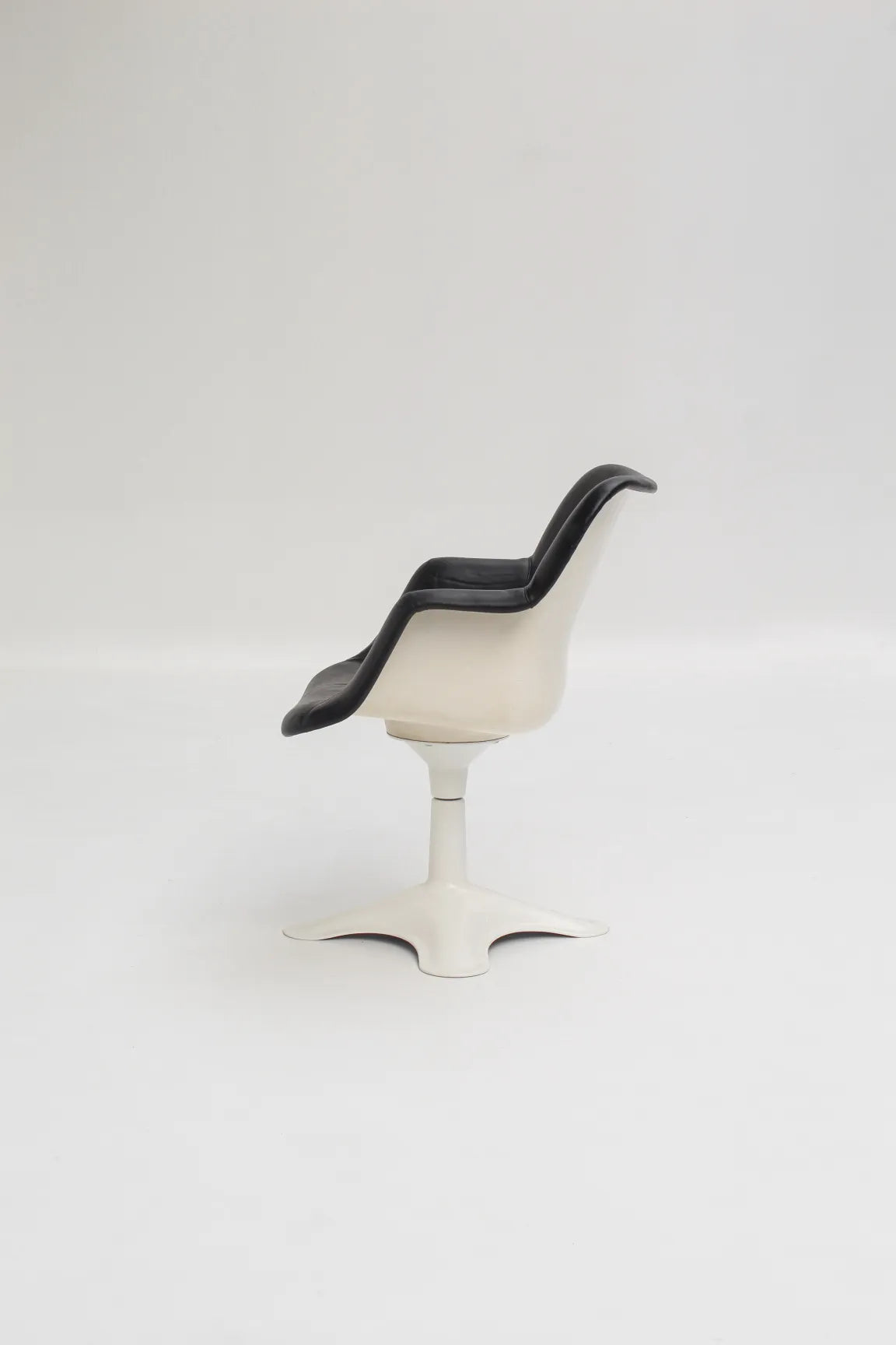 Chaise modèle Junior en cuir noir par Yrjö Kukkapuro