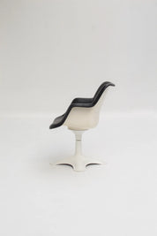 Chaise modèle Junior en cuir noir par Yrjö Kukkapuro