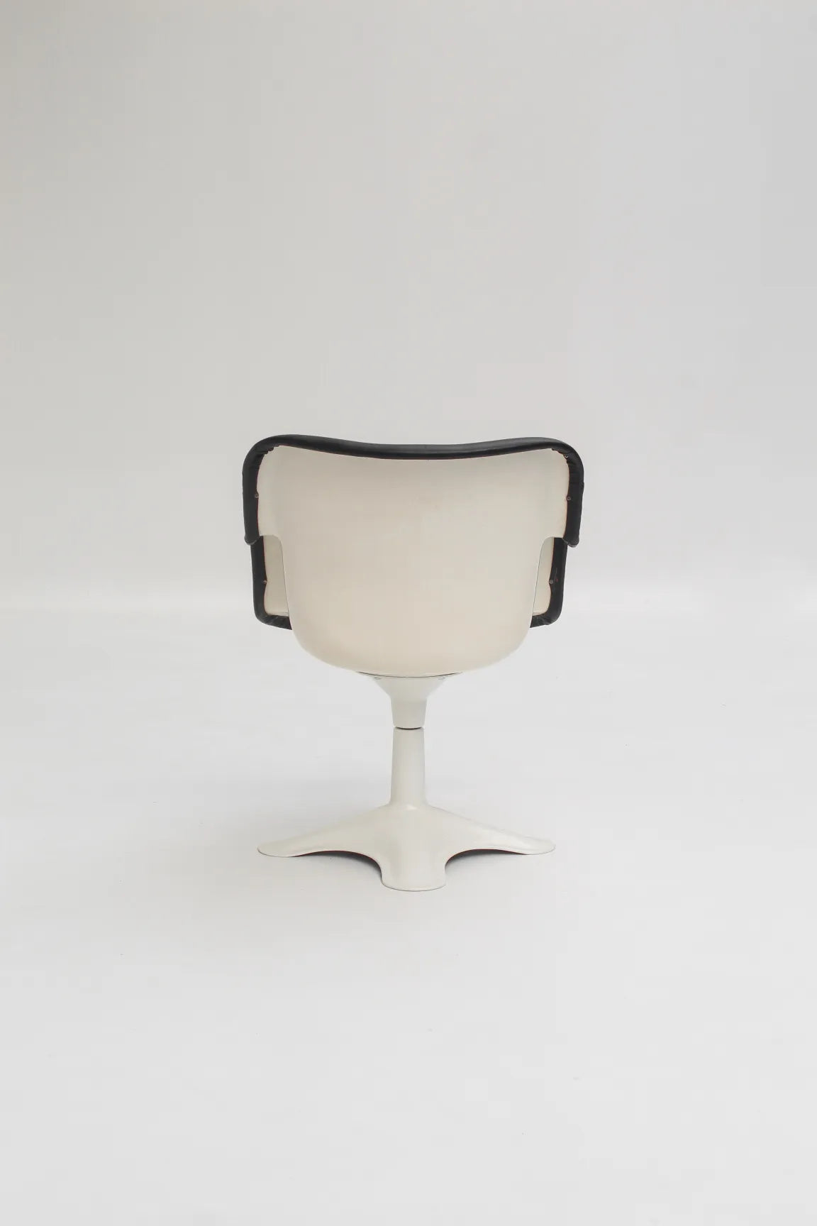 Chaise modèle Junior en cuir noir par Yrjö Kukkapuro