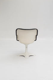 Chaise modèle Junior en cuir noir par Yrjö Kukkapuro