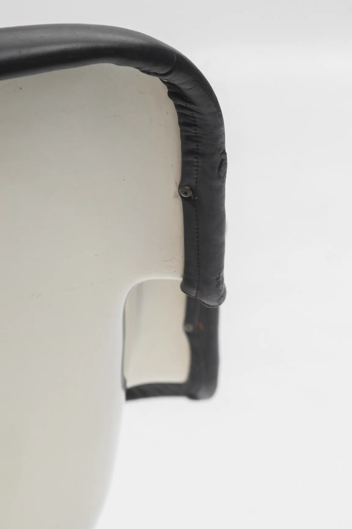Chaise modèle Junior en cuir noir par Yrjö Kukkapuro