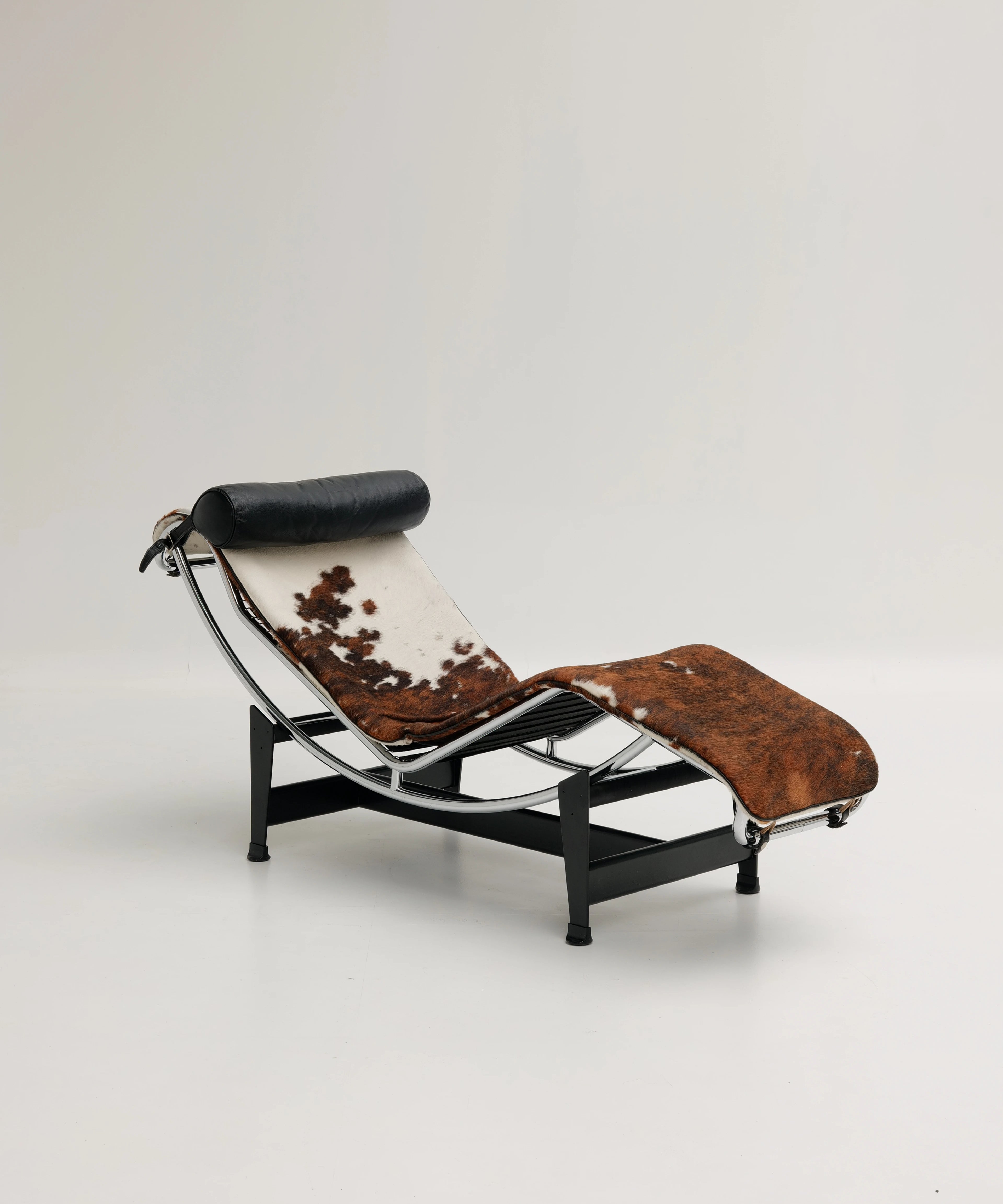 chaise-longue-lc4-le-corbusier-cassina-peau-de-vache-1.webp