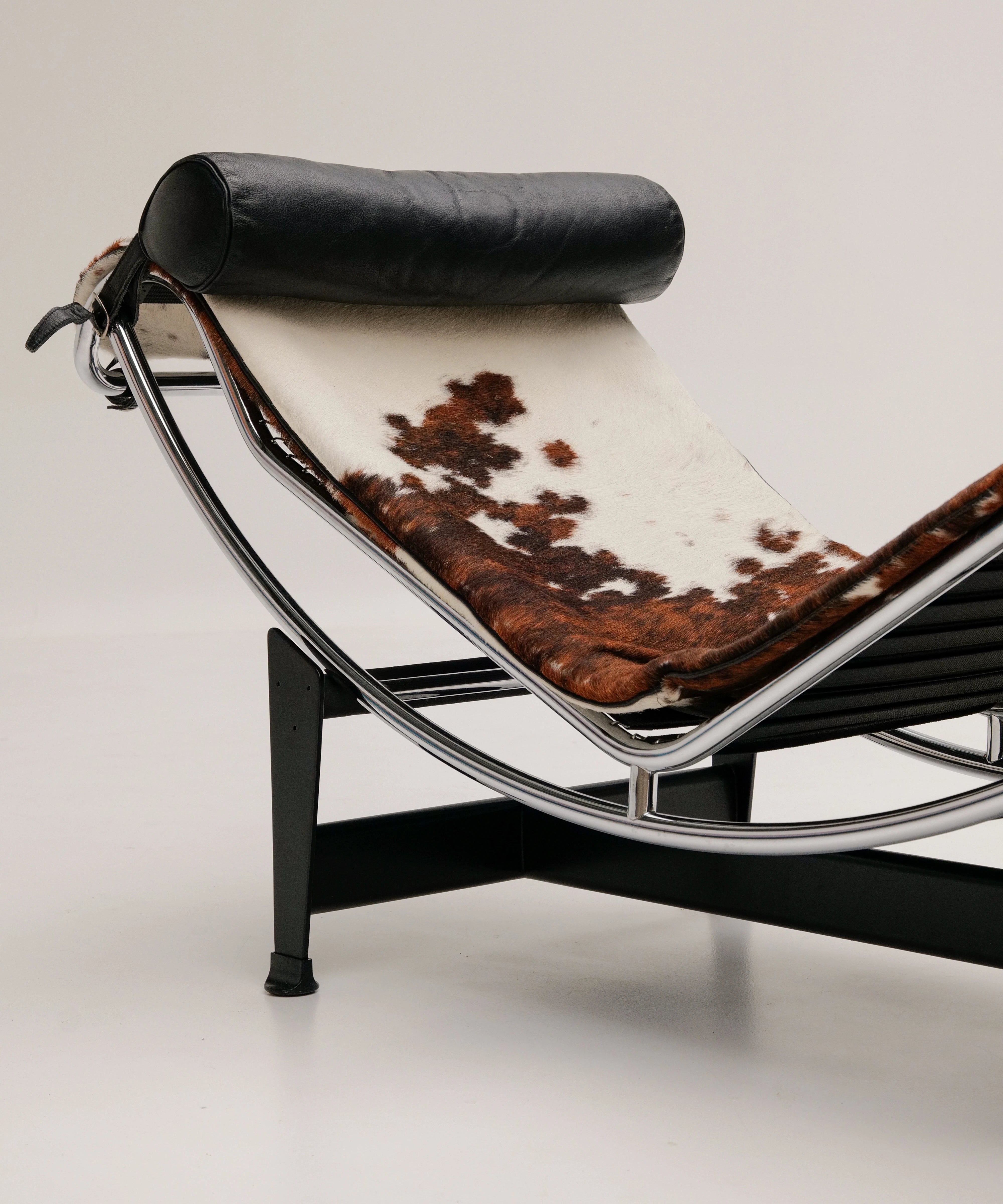 chaise-longue-lc4-le-corbusier-cassina-peau-de-vache-2.webp