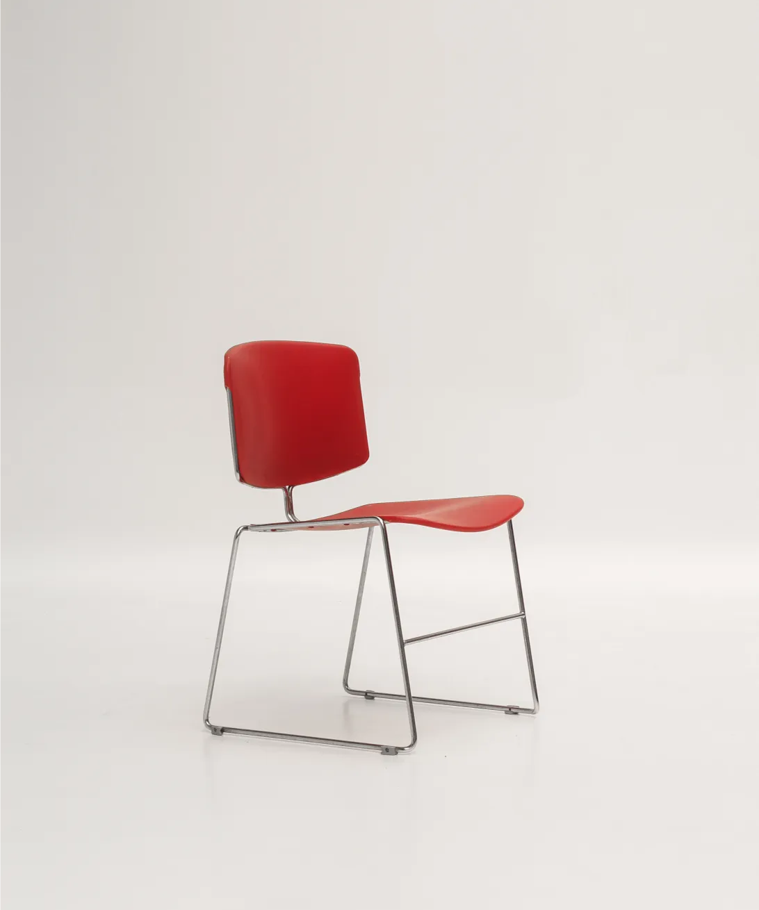 chaise-max-stacker-steelcase-strafor-rouge-vintage-01_50dcffa8-af22-4b46-84a3-597ffaed4159.webp