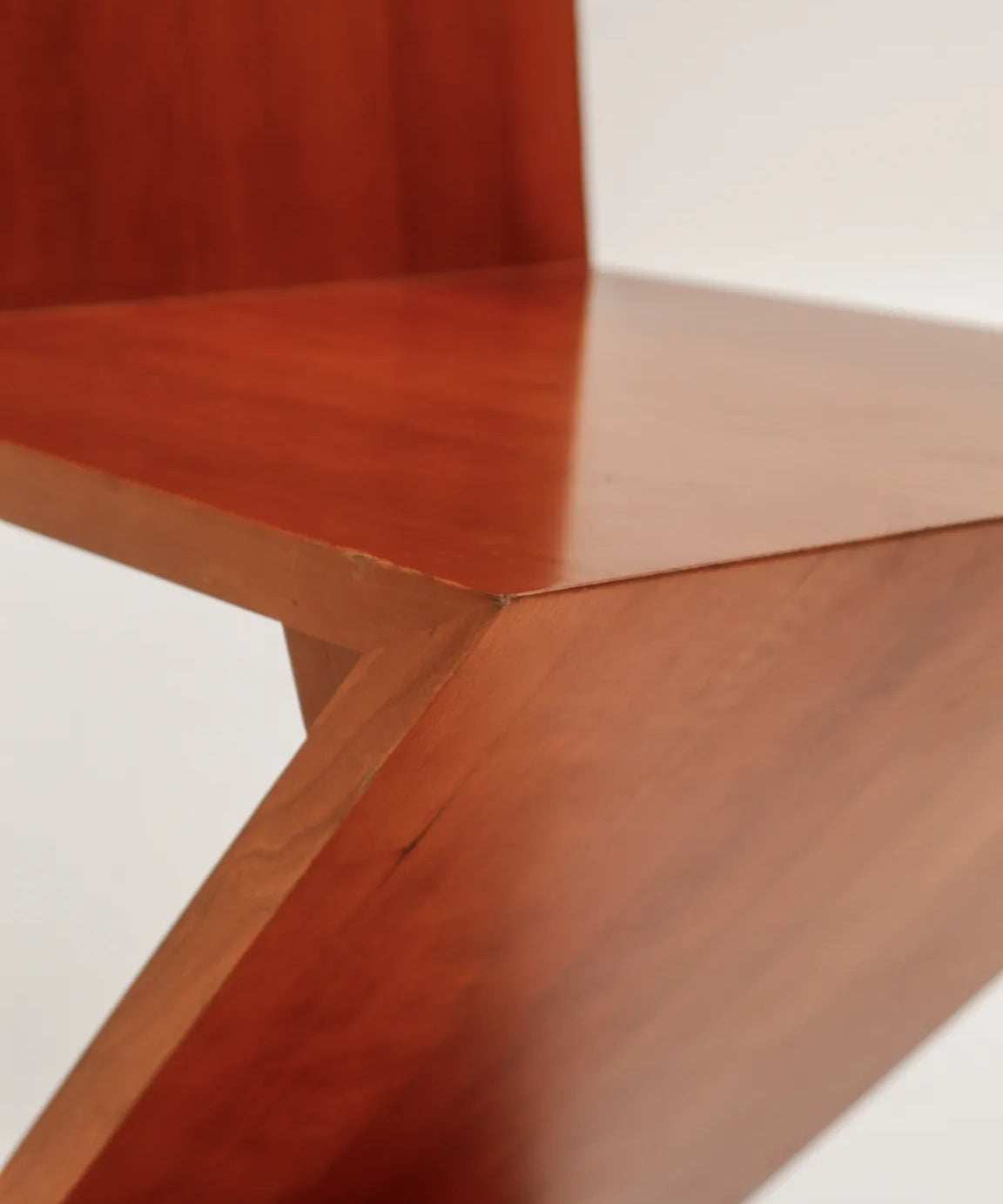 chaise-zigzag-gerrit-rietveld-cassina-bois-02.webp