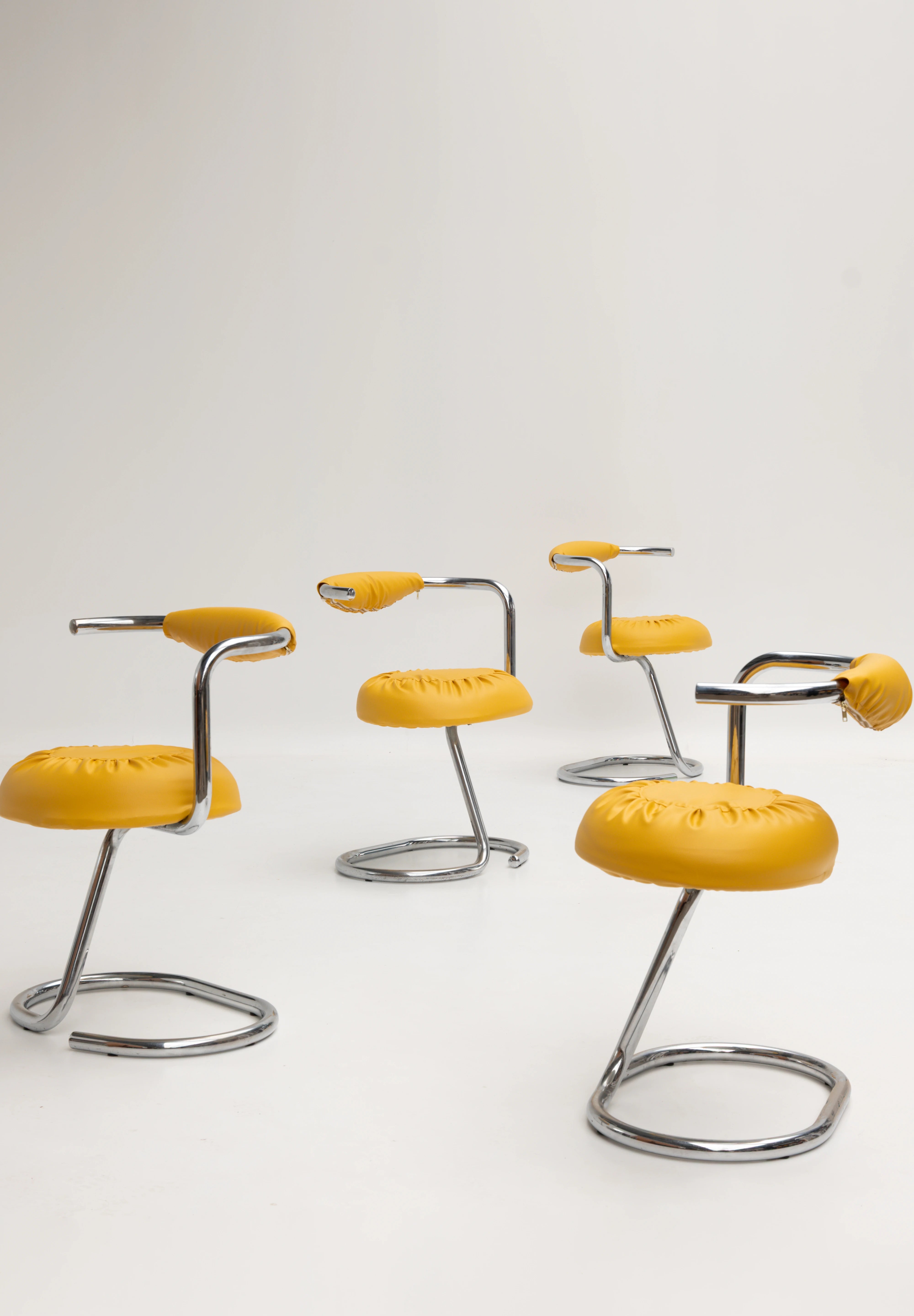 Set de 4 chaises Cobra par Giotto Stoppino jaune
