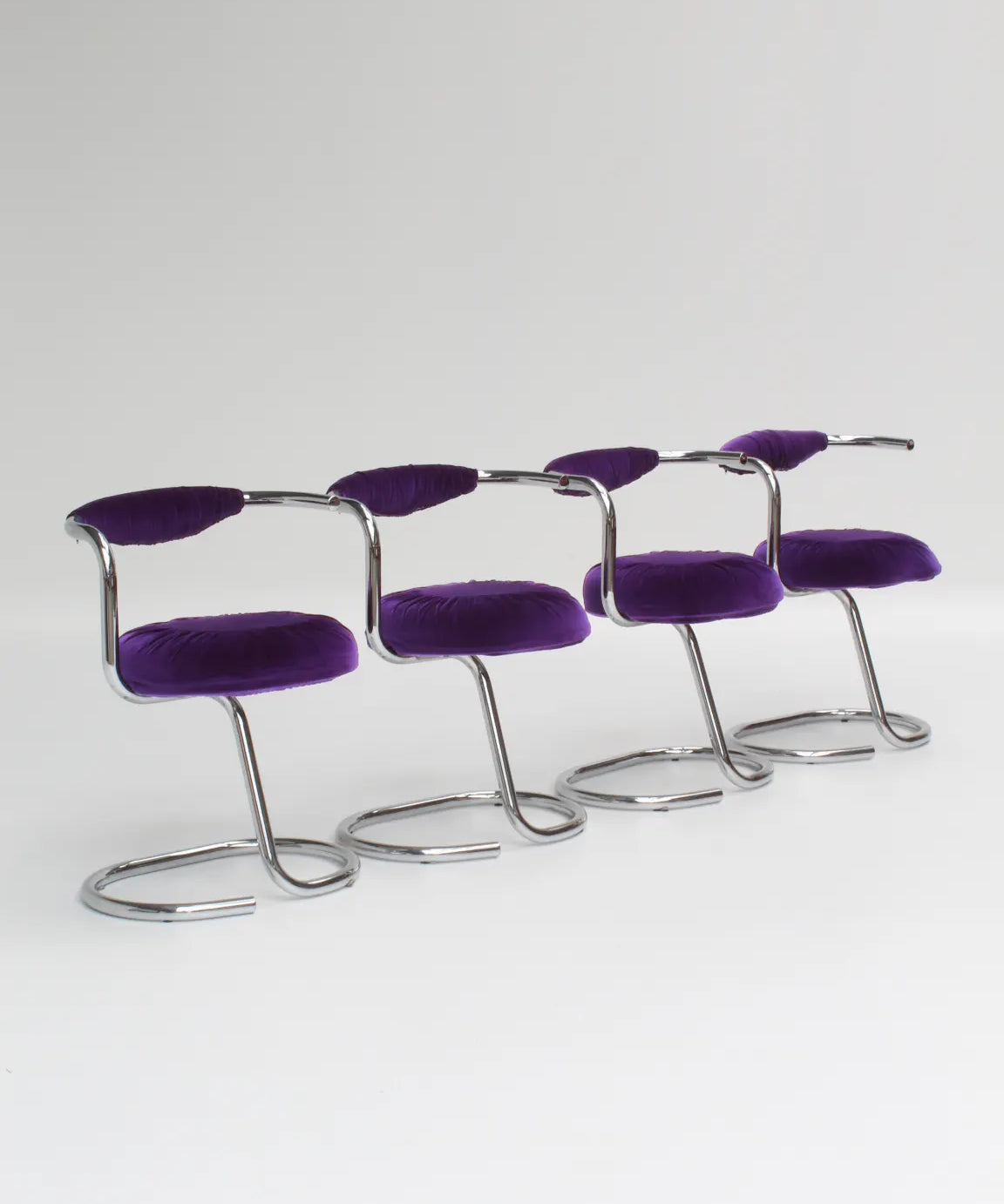 chaises-cobra-giotto-stoppino-velours-violet-01_0b12c645-88d1-4196-b557-fe16fc99658f.webp