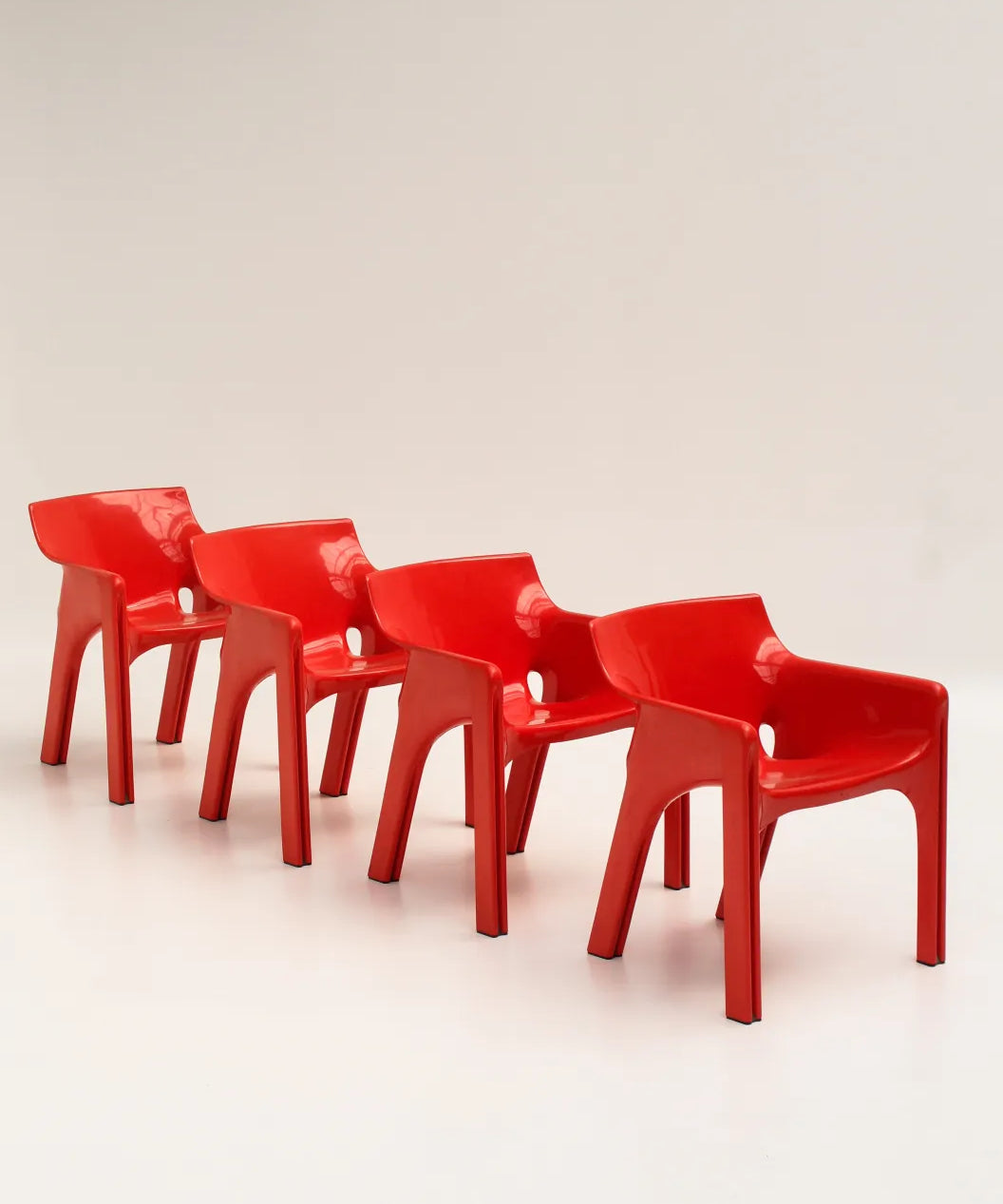 Set de 4 chaises Gaudi rouges de Vico Magistretti pour Artemide  années 70