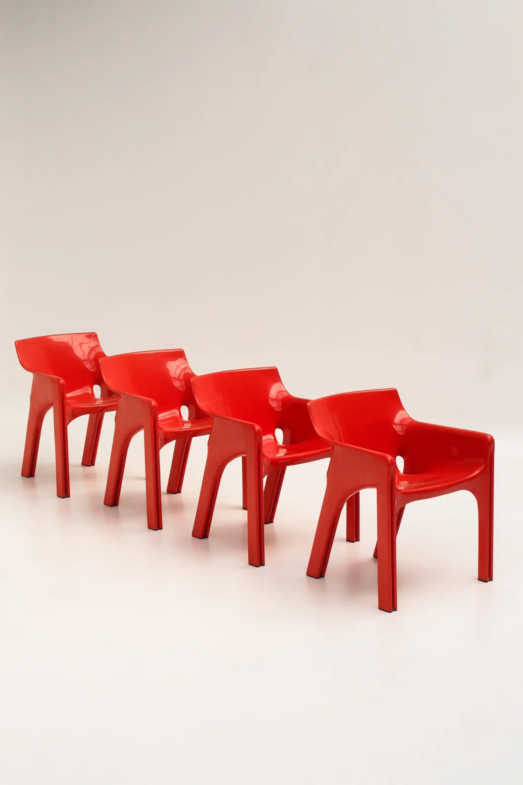 Set de 4 chaises Gaudi rouges de Vico Magistretti pour Artemide  années 70
