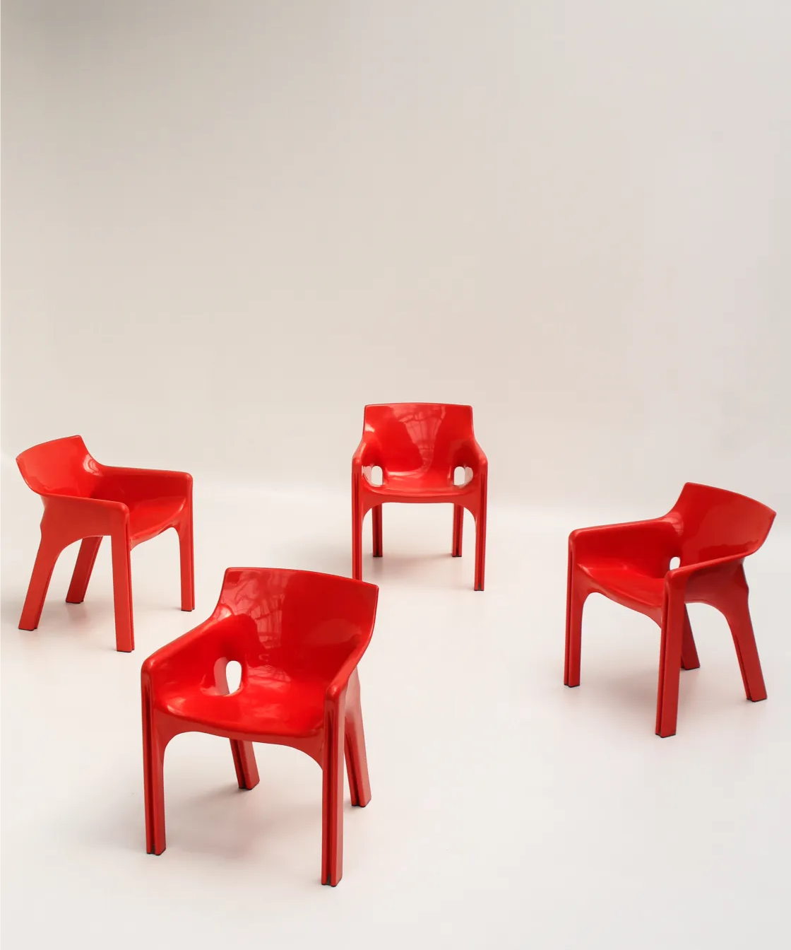 chaises-gaudi-vico-magistretti-artemide-rouge-1970s-set-4-02.webp