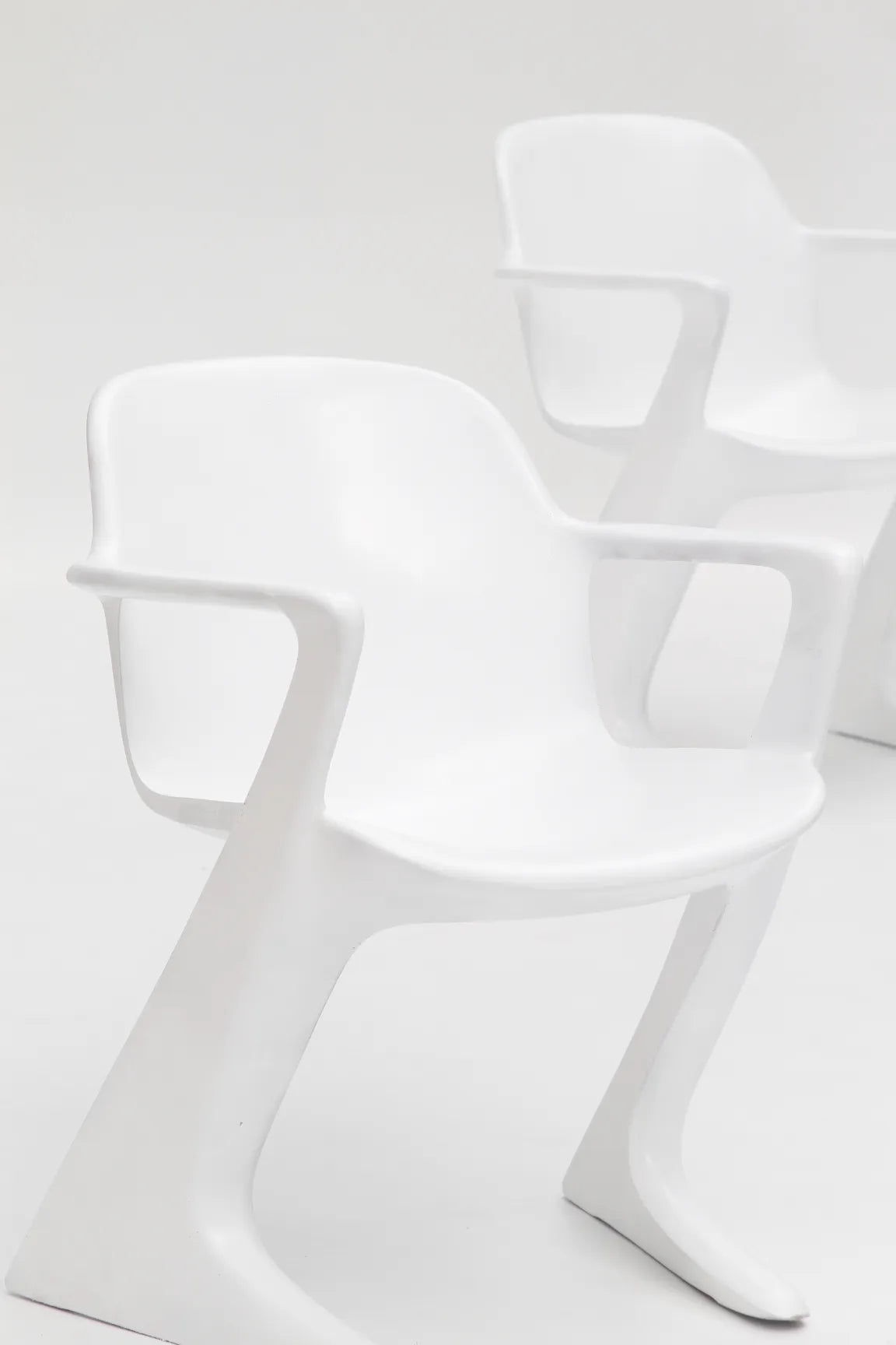 Chaises « Kangourou » blanches par Ernst Moeckl pour Horn
