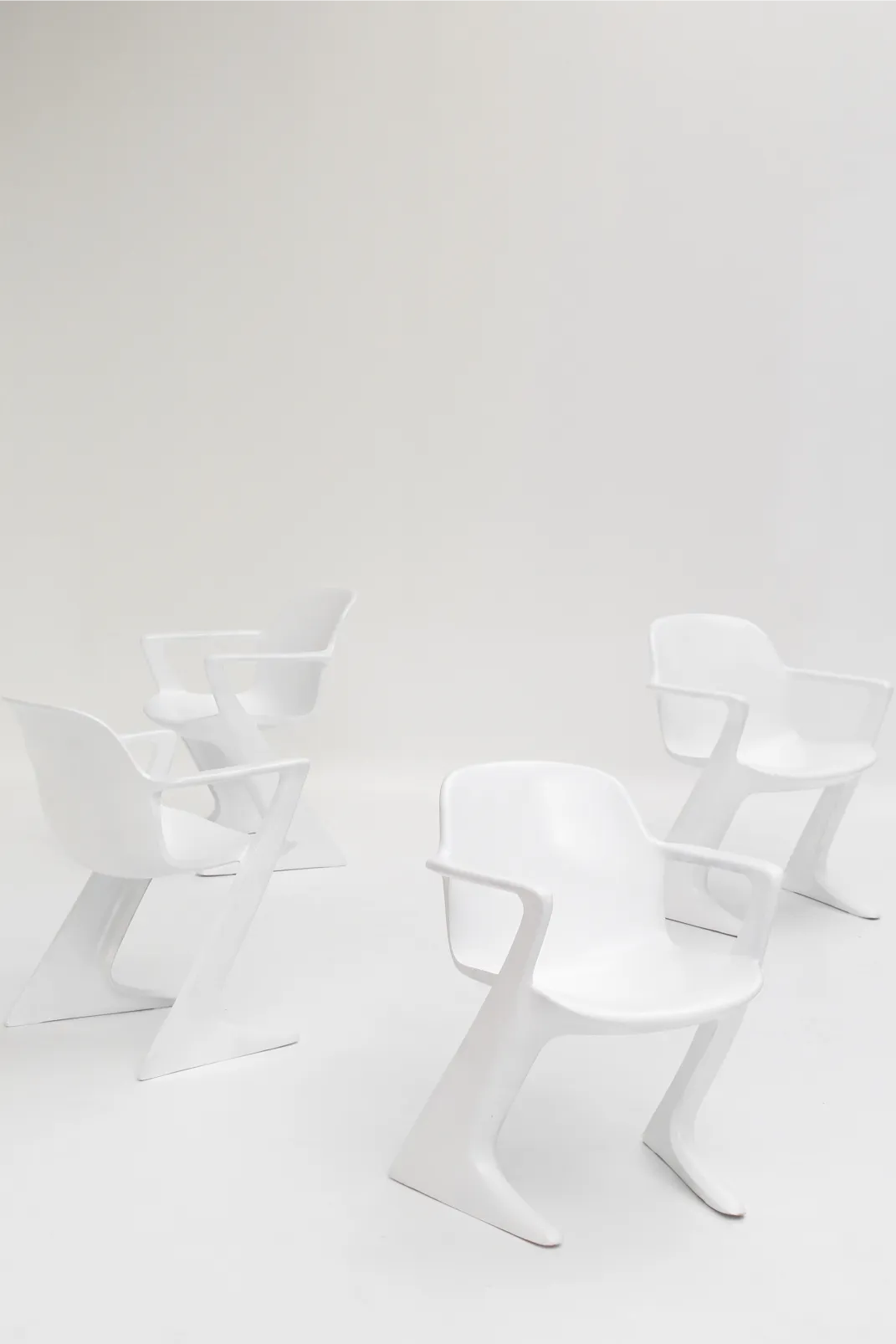 Chaises « Kangourou » blanches par Ernst Moeckl pour Horn