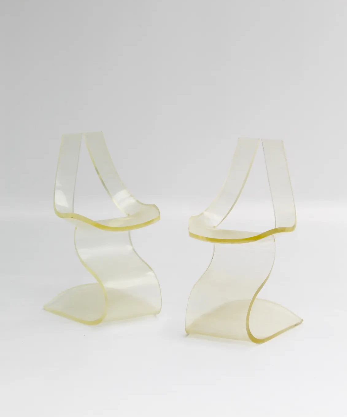 chaises-lucite-michel-dumas-01_95cdb841-d428-4a73-aabb-05c040799e70.webp