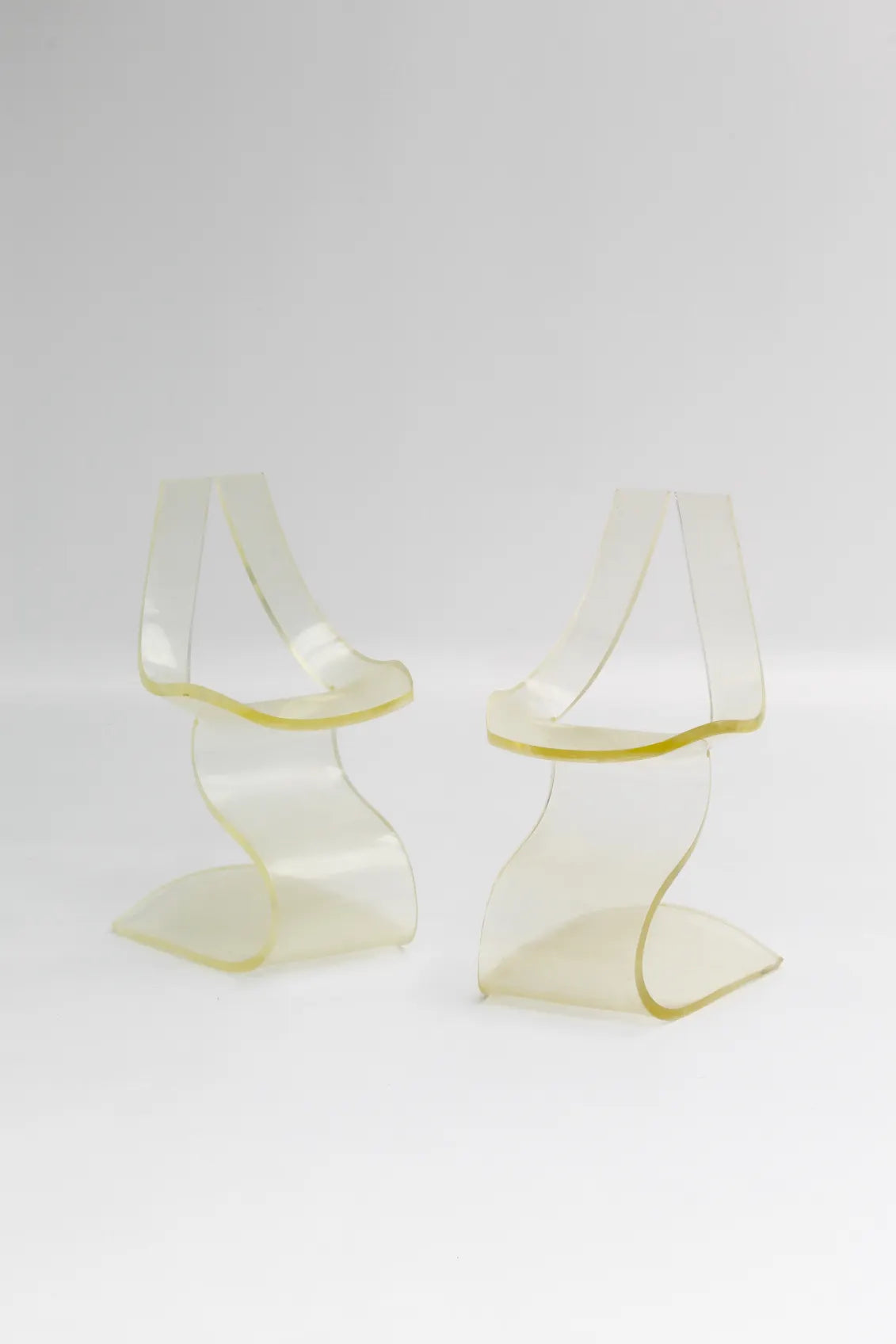 Paire de chaises en lucite par Michel Dumas