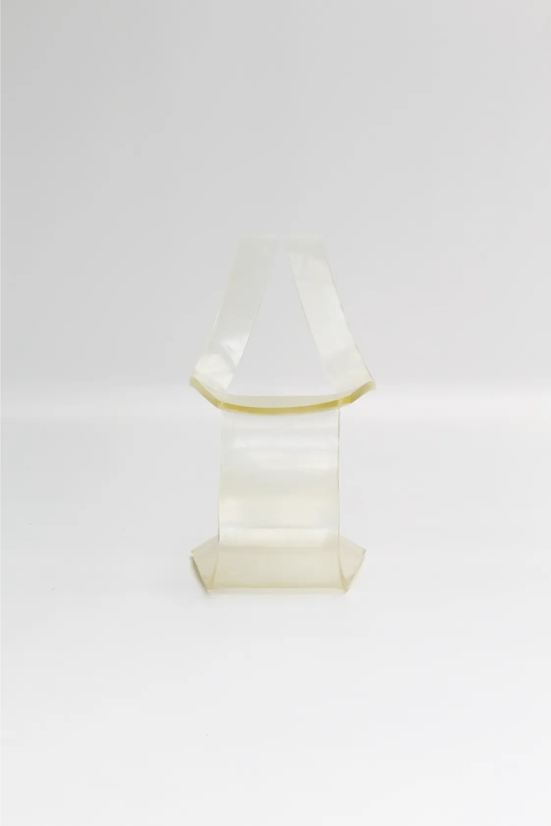 Paire de chaises en lucite par Michel Dumas