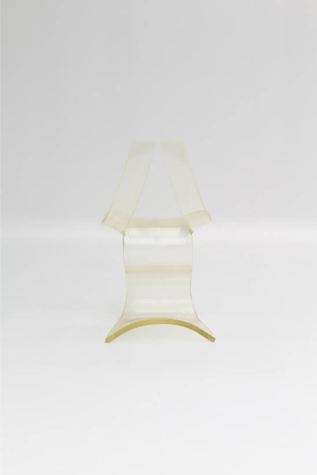Paire de chaises en lucite par Michel Dumas