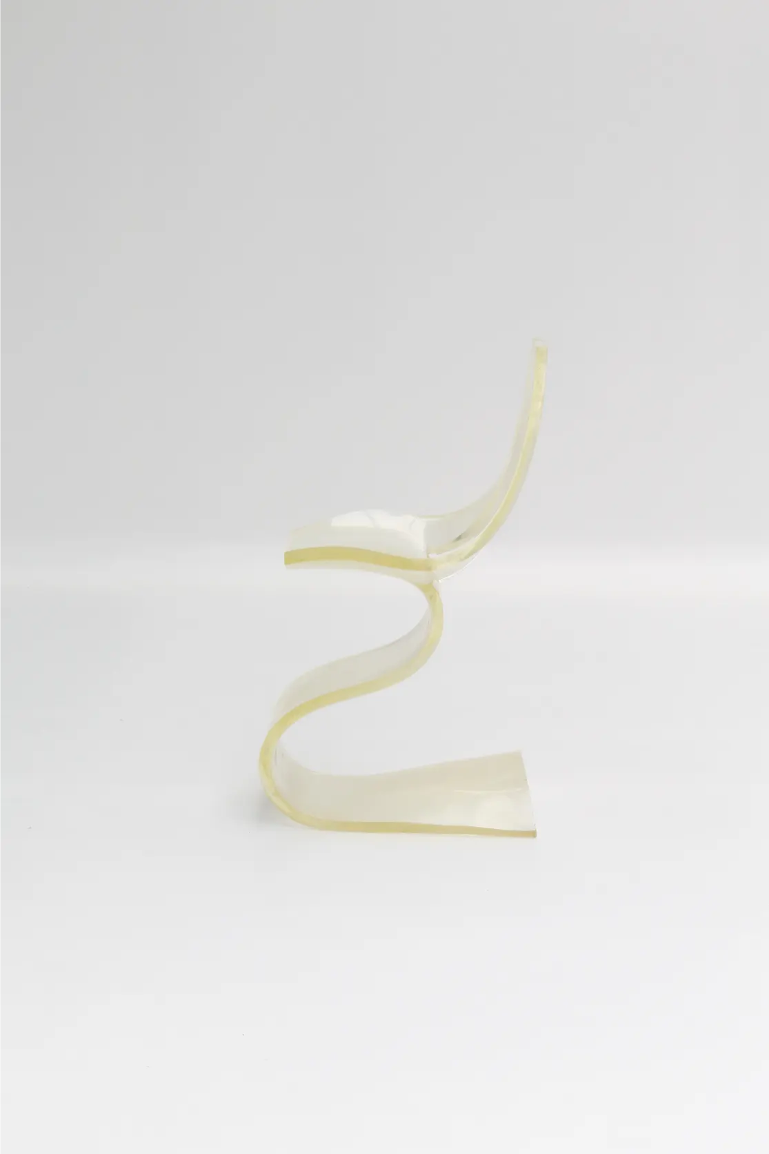 Paire de chaises en lucite par Michel Dumas