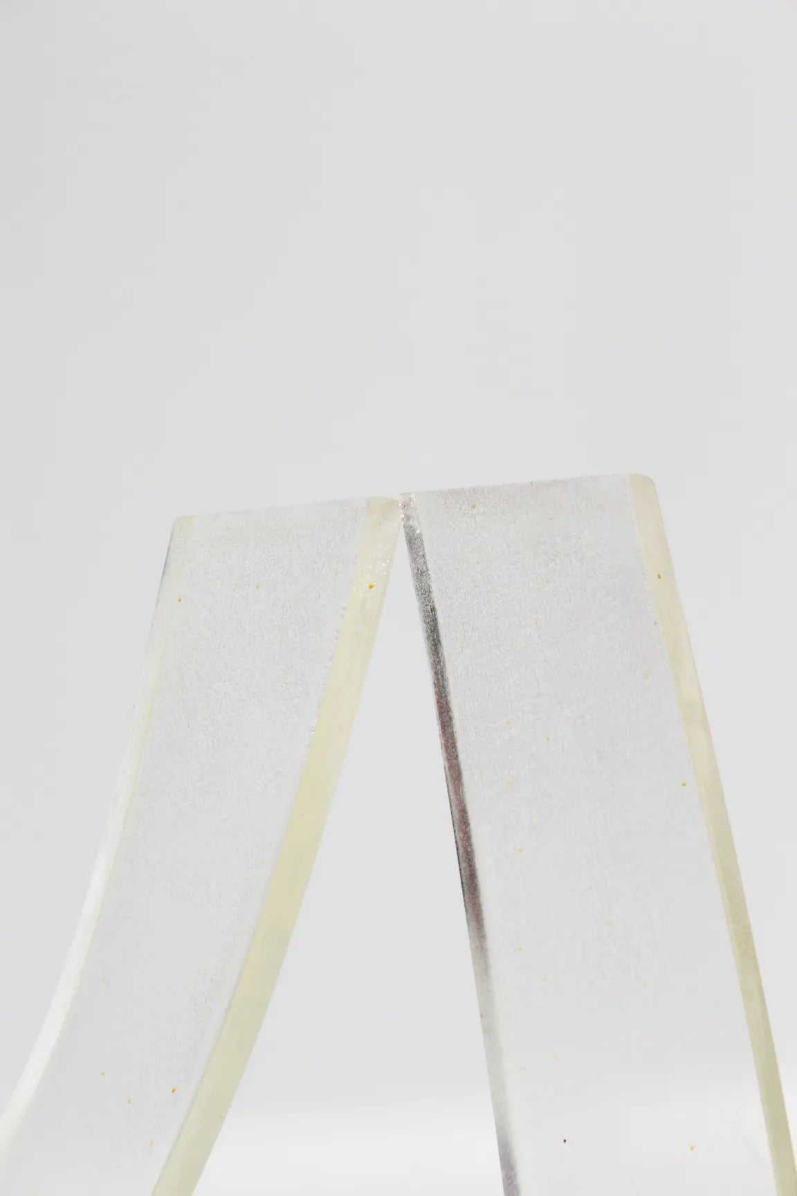 Paire de chaises en lucite par Michel Dumas