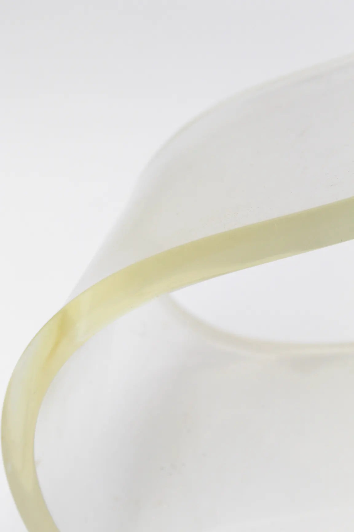 Paire de chaises en lucite par Michel Dumas