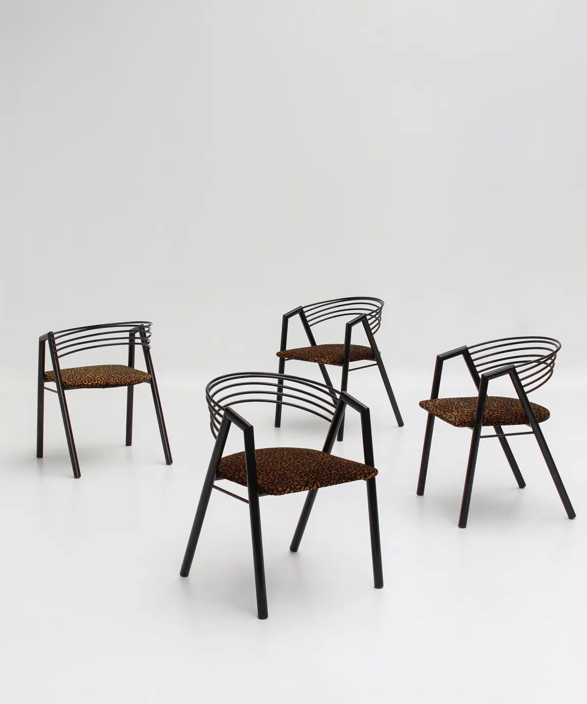chaises-postmodernes-lot-4-metal-leopard-1.webp