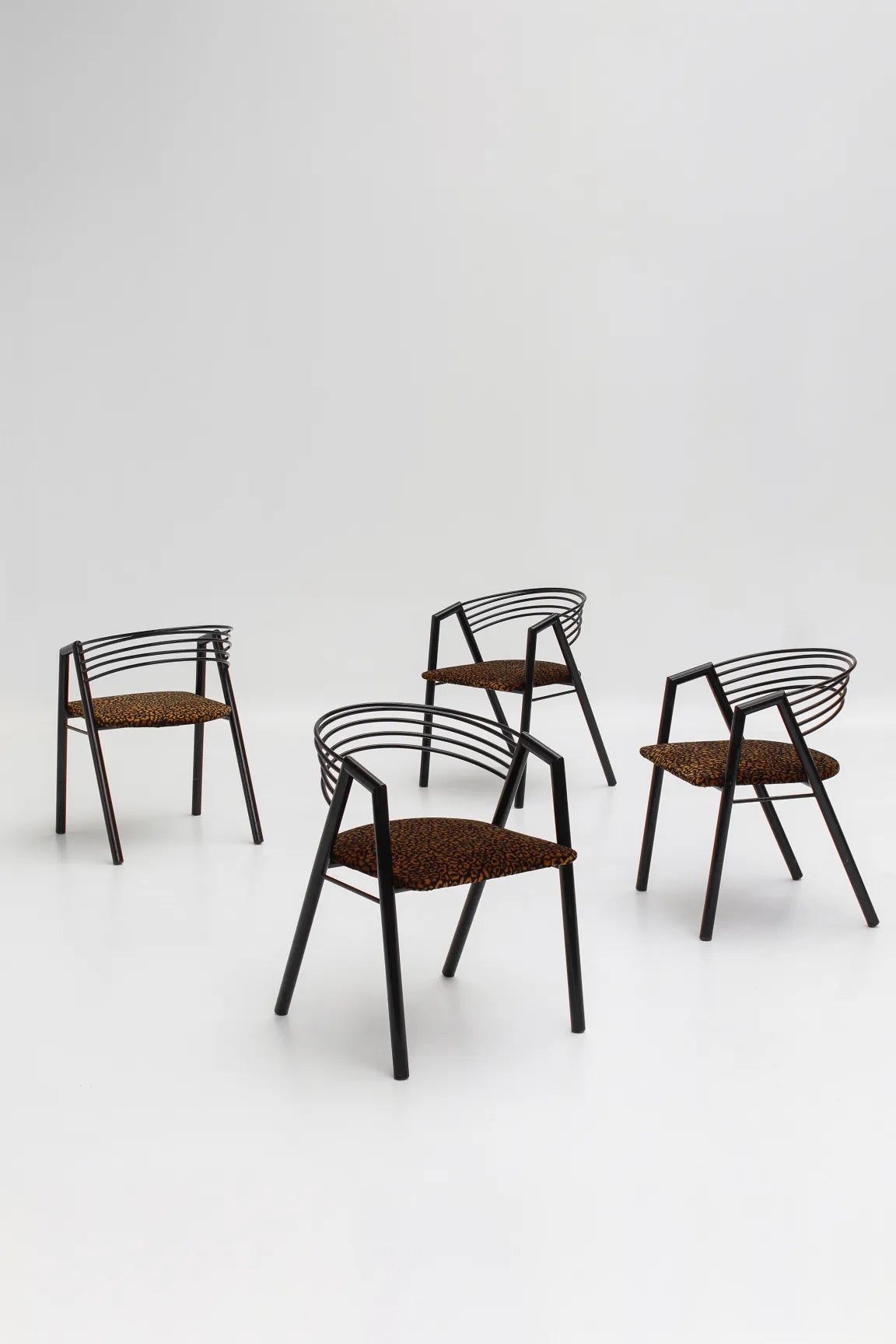 Ensemble de chaises postmodernes en tissu léopard
