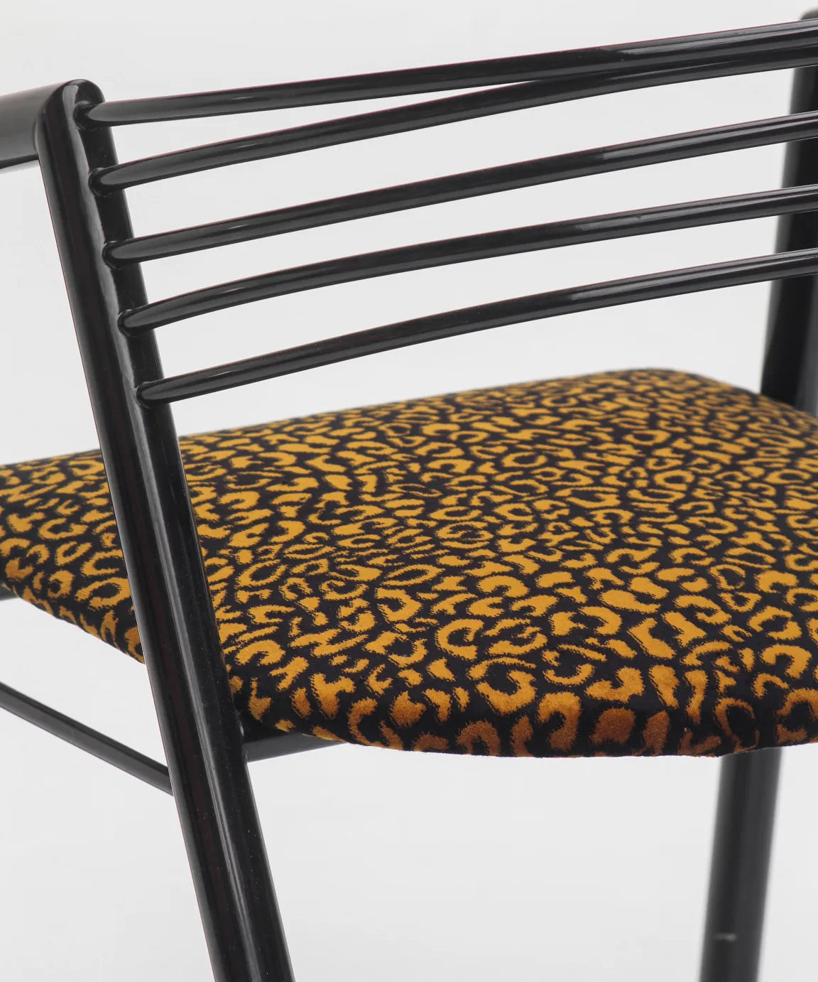 chaises-postmodernes-lot-4-metal-leopard-2.webp