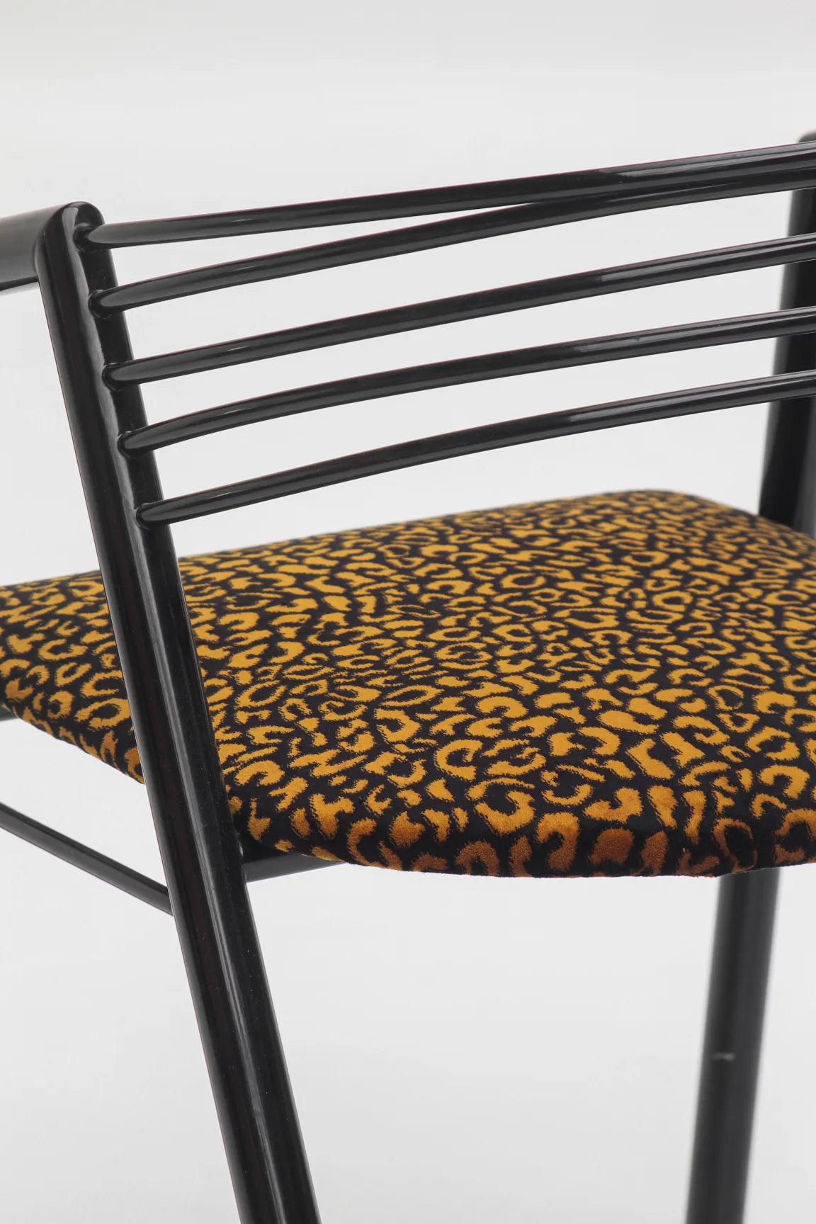 Ensemble de chaises postmodernes en tissu léopard