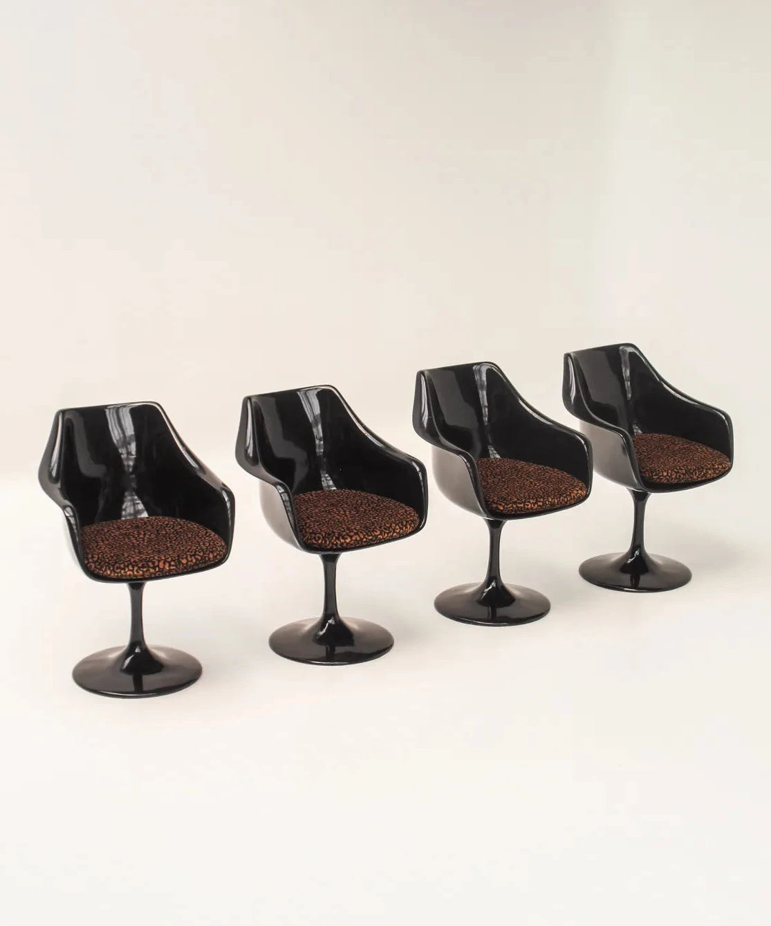 Chaises noires tulip en plastique moulé avec coussins léopard