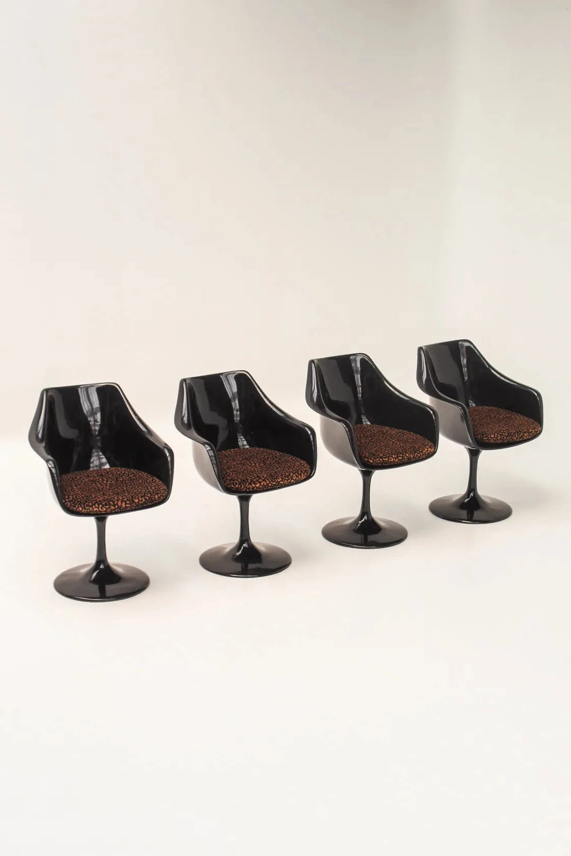 Chaises noires tulip en plastique moulé avec coussins léopard
