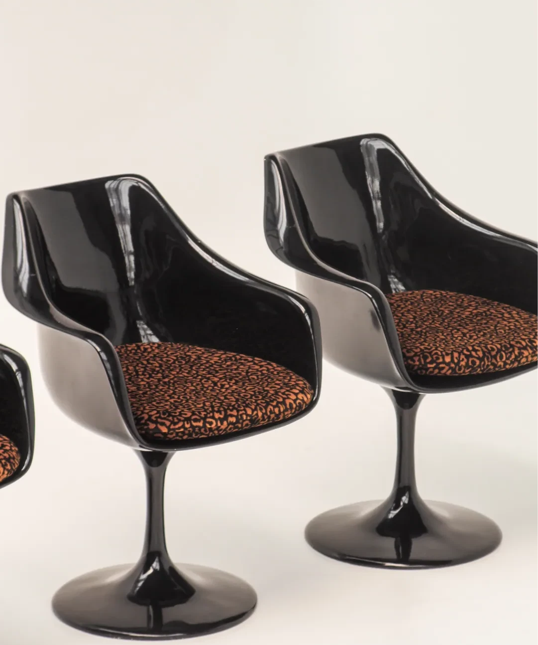 chaises-tulip-style-saarinen-noir-leopard-kobe-02.webp