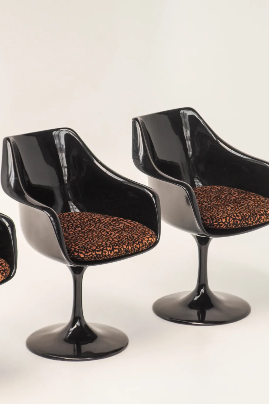 Set de 4 chaises Tulip noires et léopard