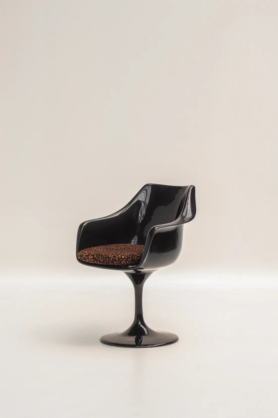 Set de 4 chaises Tulip noires et léopard