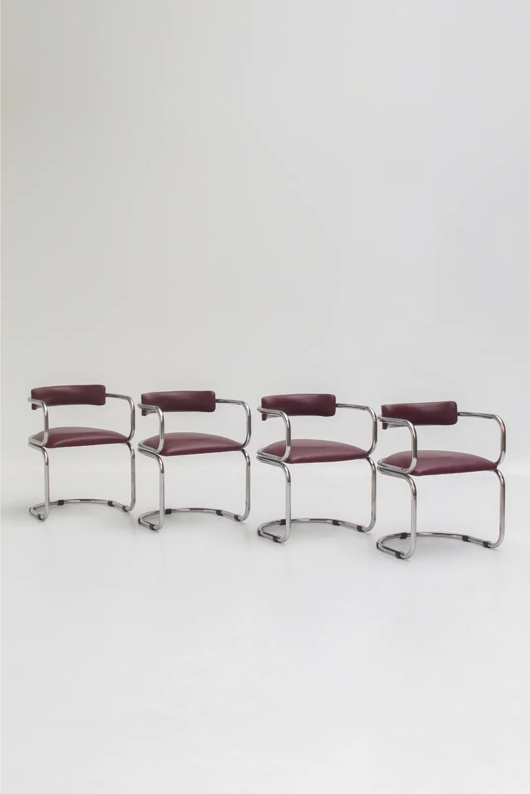 Ensemble de 4 chaises Zougoises Victoria en cuir bordeaux