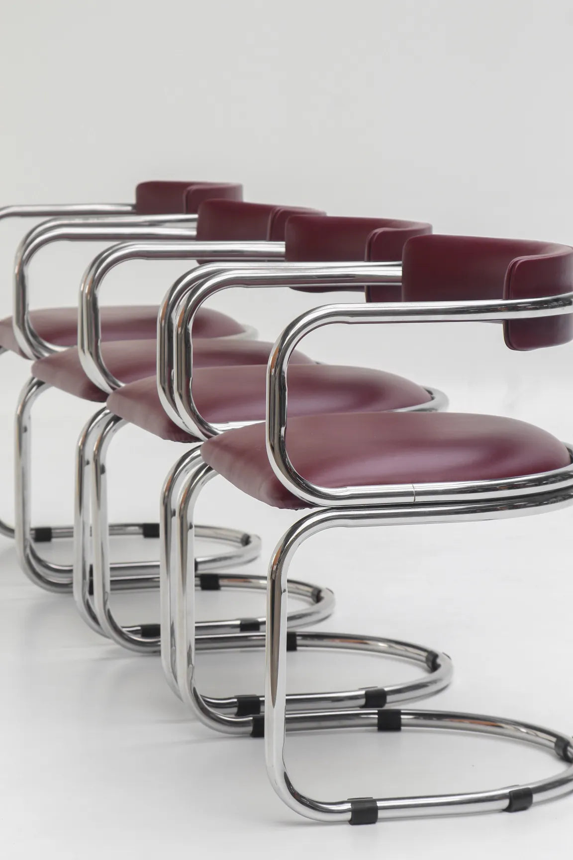 Ensemble de 4 chaises Zougoises Victoria en cuir bordeaux