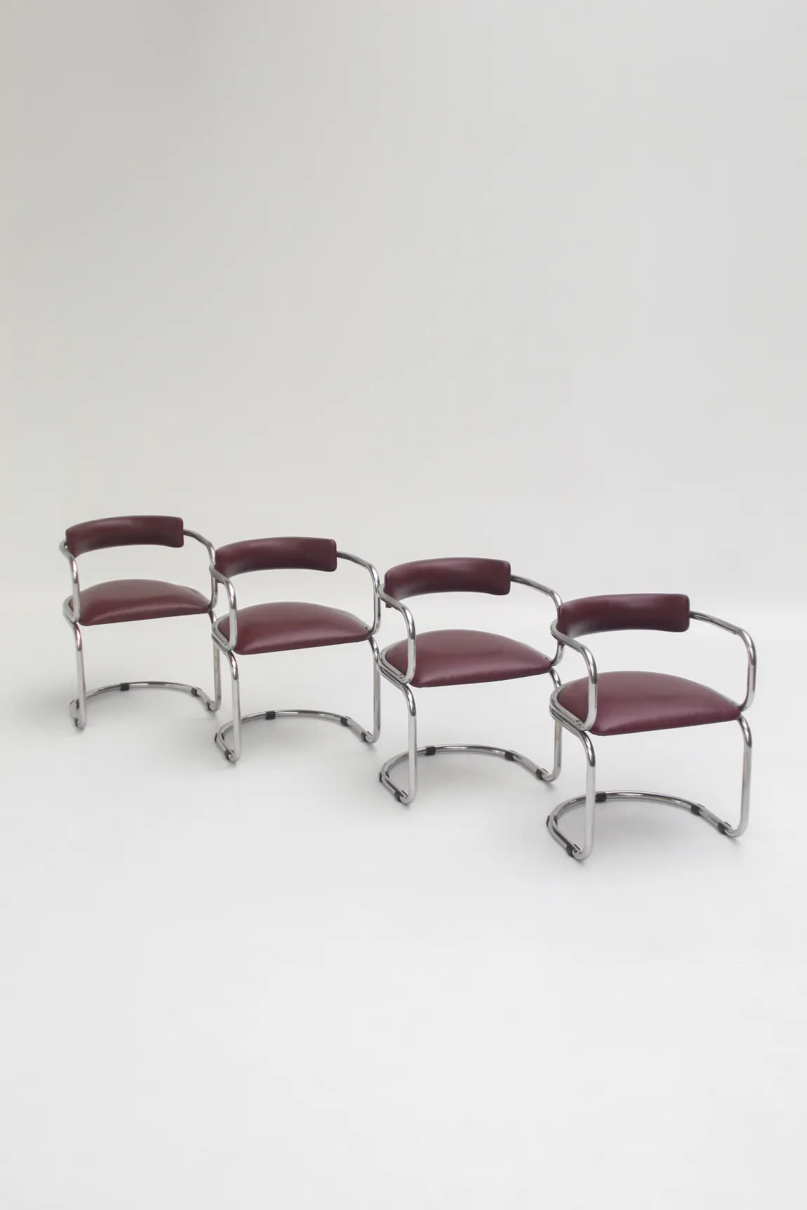Ensemble de 4 chaises Zougoises Victoria en cuir bordeaux