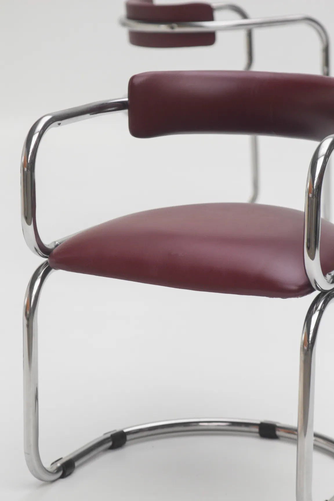 Ensemble de 4 chaises Zougoises Victoria en cuir bordeaux